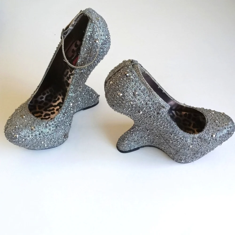 Rare Vintage Dollhouse Women’s Glam Silver Metallic Studded 6” Platform Shoes 8